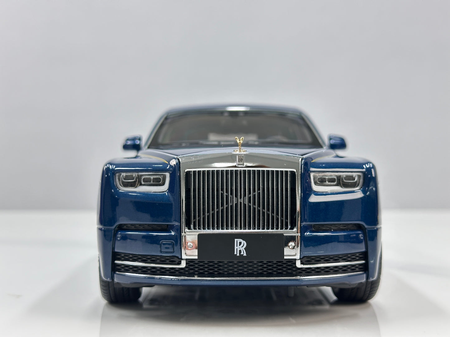 ZP 1/18 Rolls-Royce Phantom VIII (Gold Badge / Leather Suitcase Edition) – Pikes Peak Blue (ZP118)