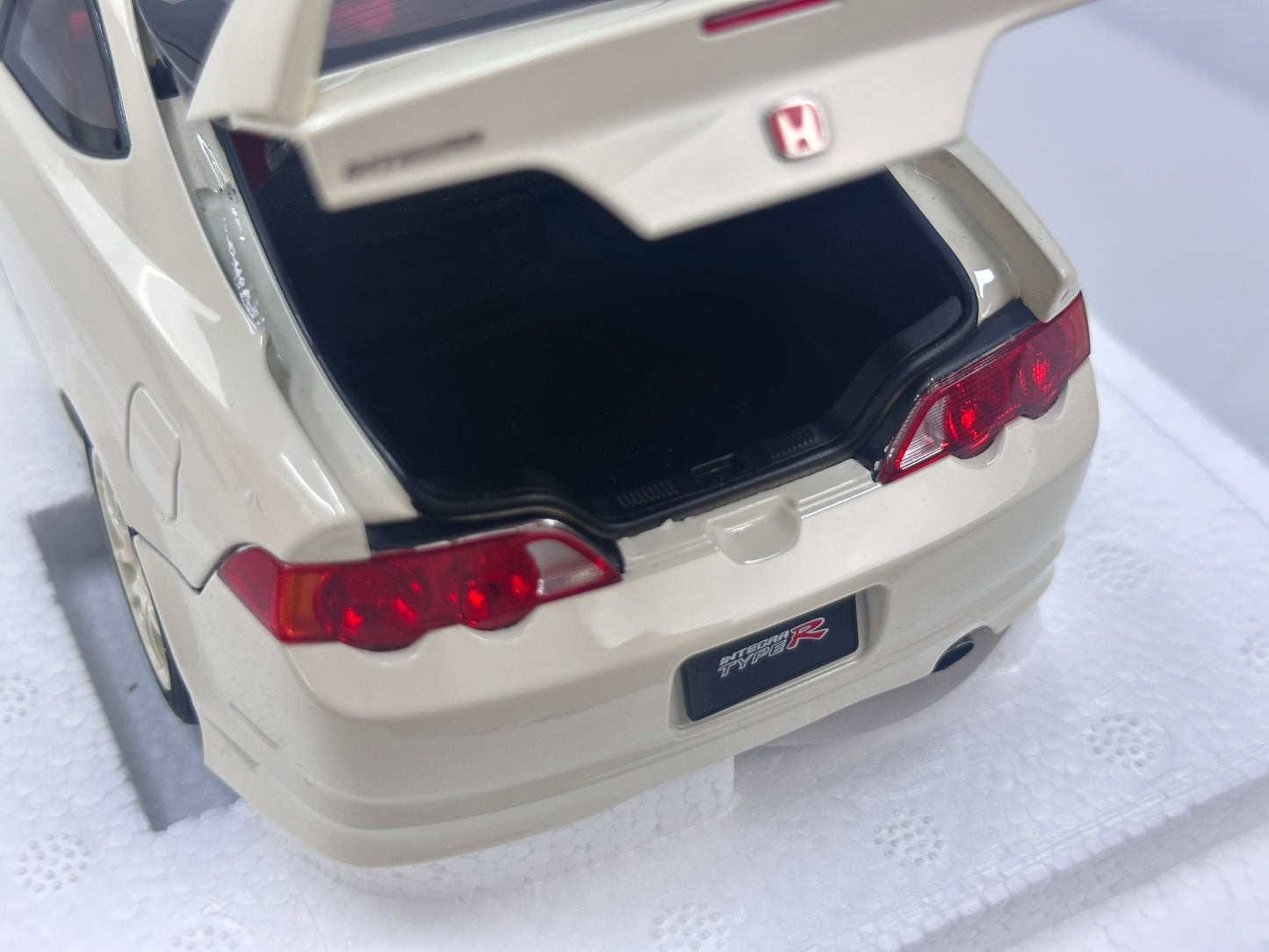 LCD 1/18 Honda Integra (DC5) Type R - Championship White (LCD18019-WH)