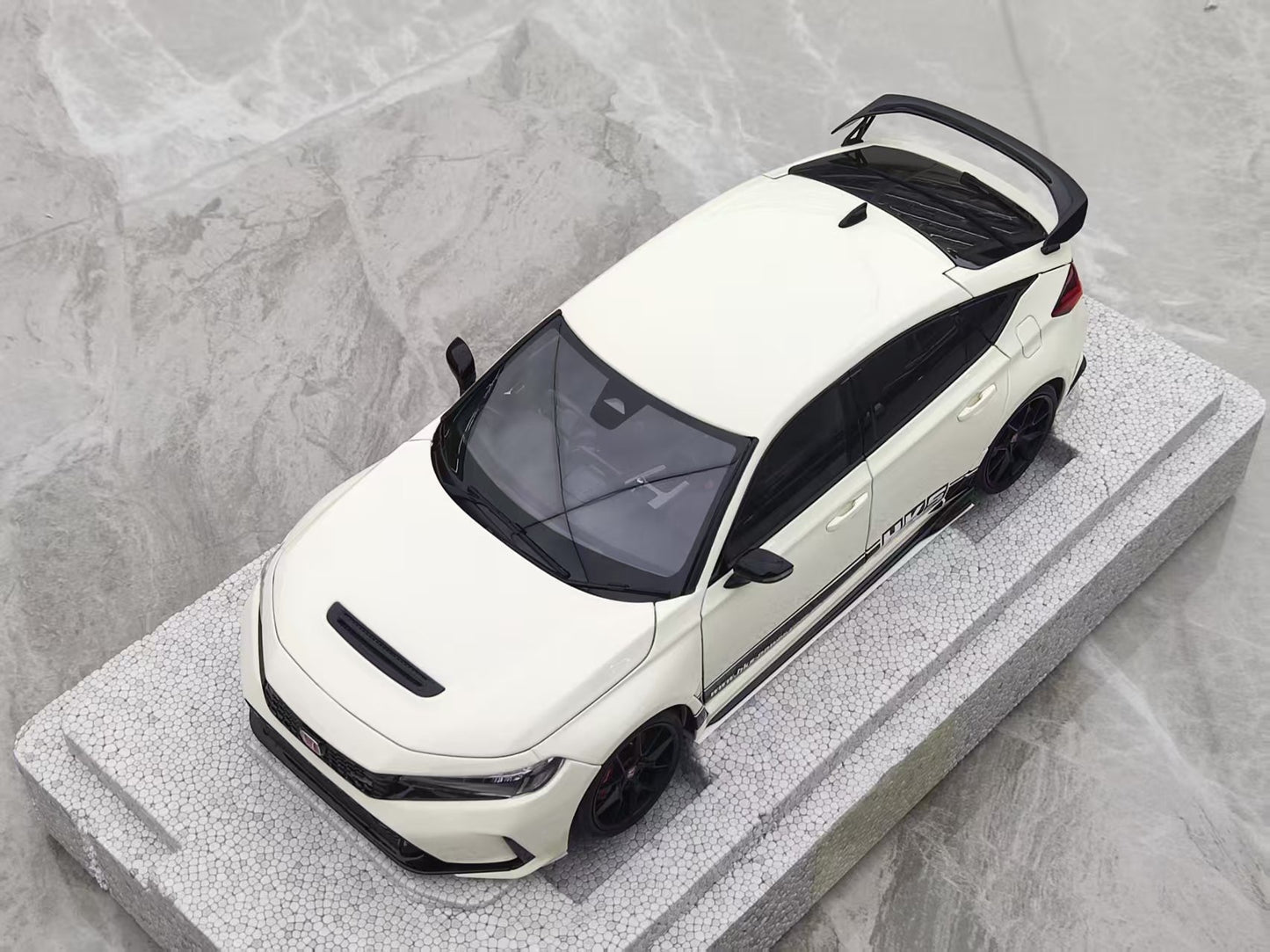 MOTORHELIX 1/18 Honda Civic Type R (FL5) HKS Livery Champion White MH350
