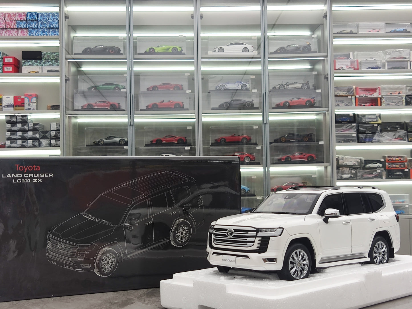 LCD 1/18 Toyota Land Cruiser LC300 ZX White Alloy Car Model LCD113