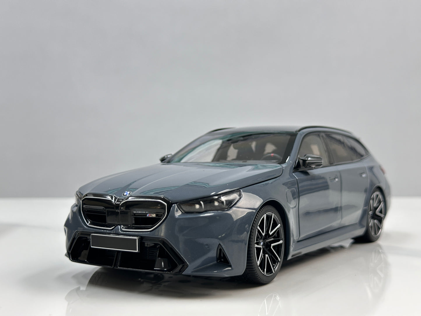 MINICHAMPS 1/18 BMW M5 Touring (2024) – Metallic Grey (110023901)