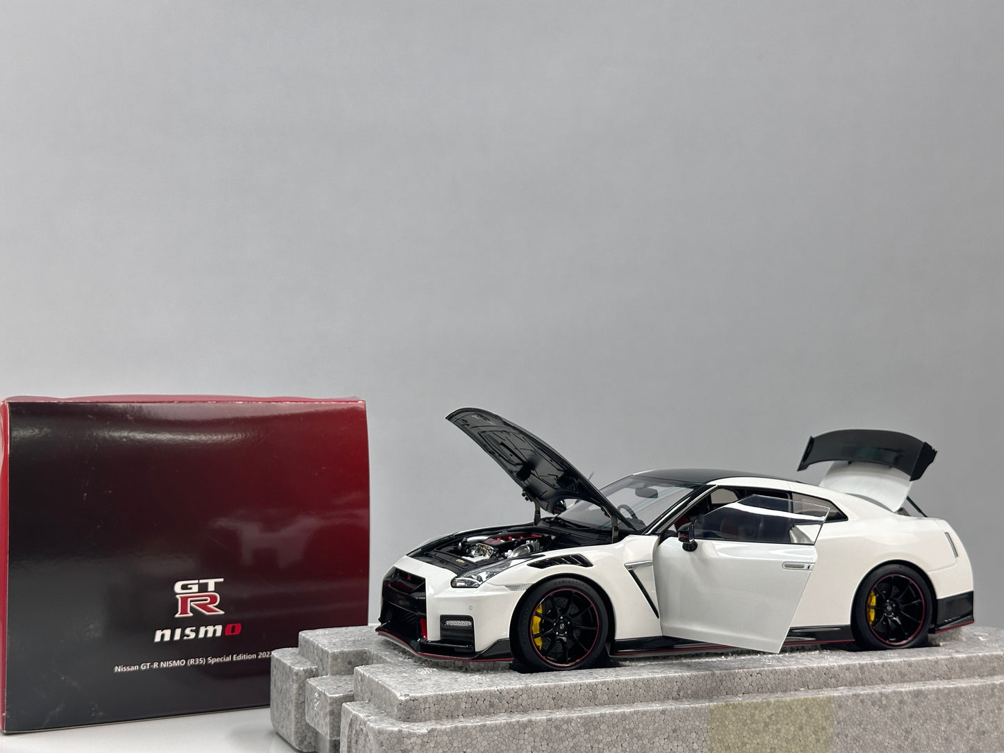MOTORHELIX 1/18 Nissan GT-R NISMO (R35) Special Edition 2022 Brilliant Pearl White MH378