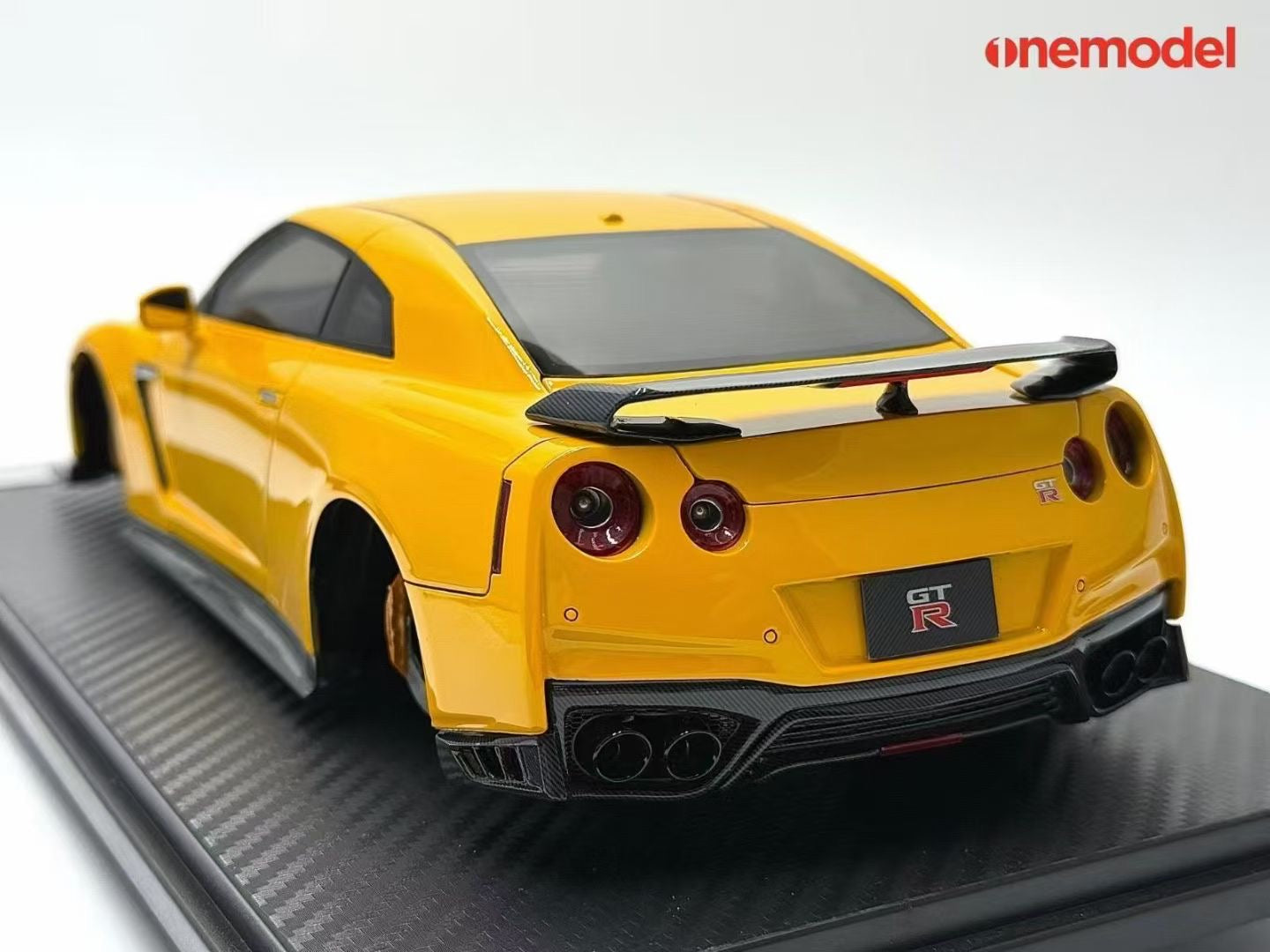 One Model 1/18 Nissan GTR R35 Resin Model Car