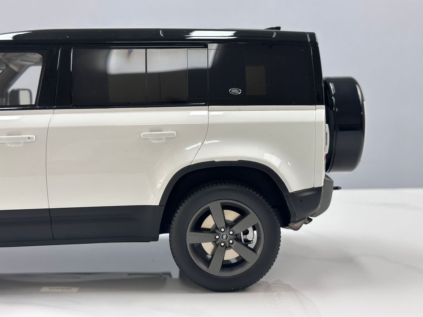 GT Spirit 1/12 Land Rover DEFENDER 110 P400X White GT554