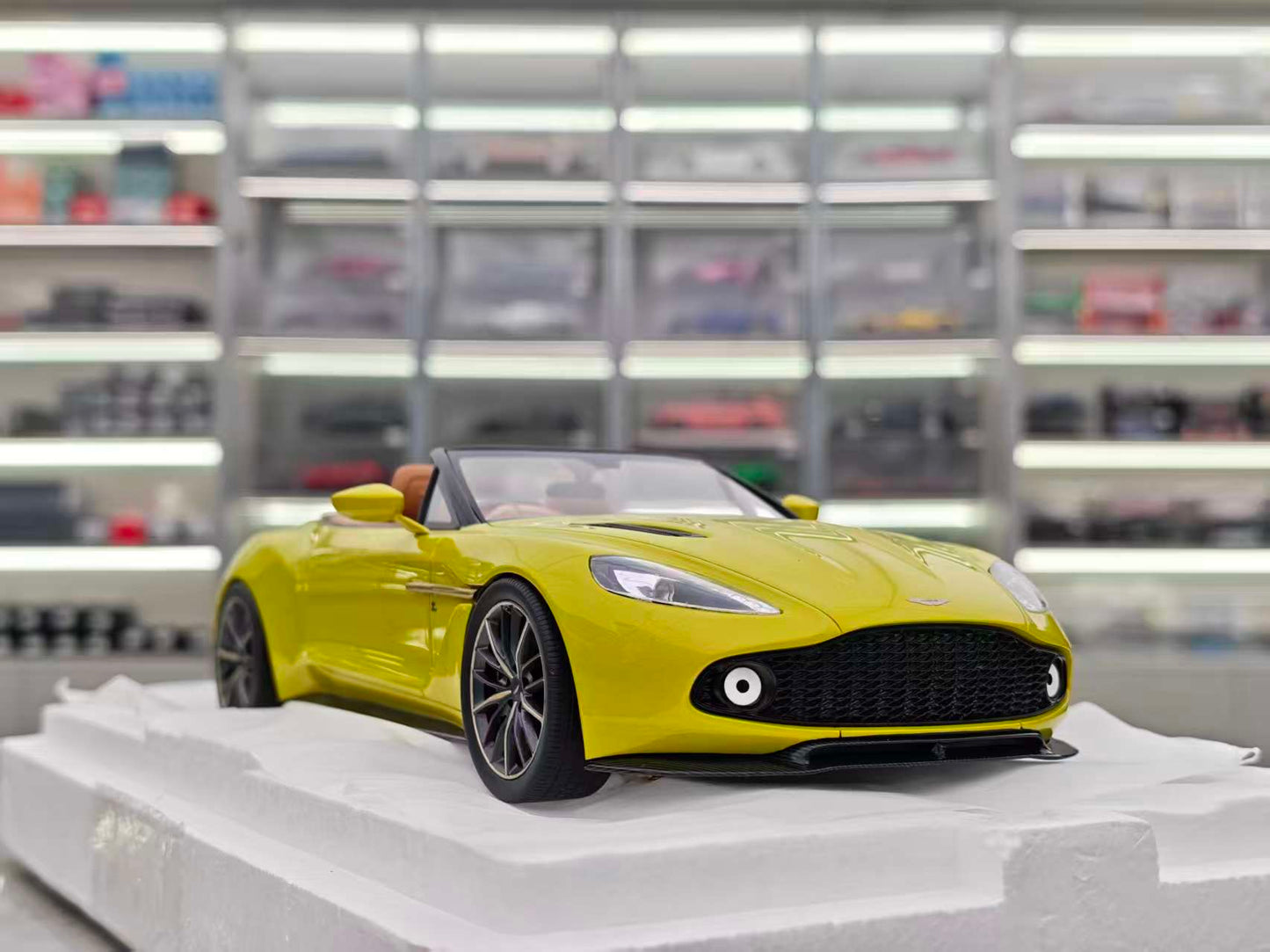 TOPSPEED 1/18 Aston Martin VANQUISH ZAGATO (Yellow) TS050
