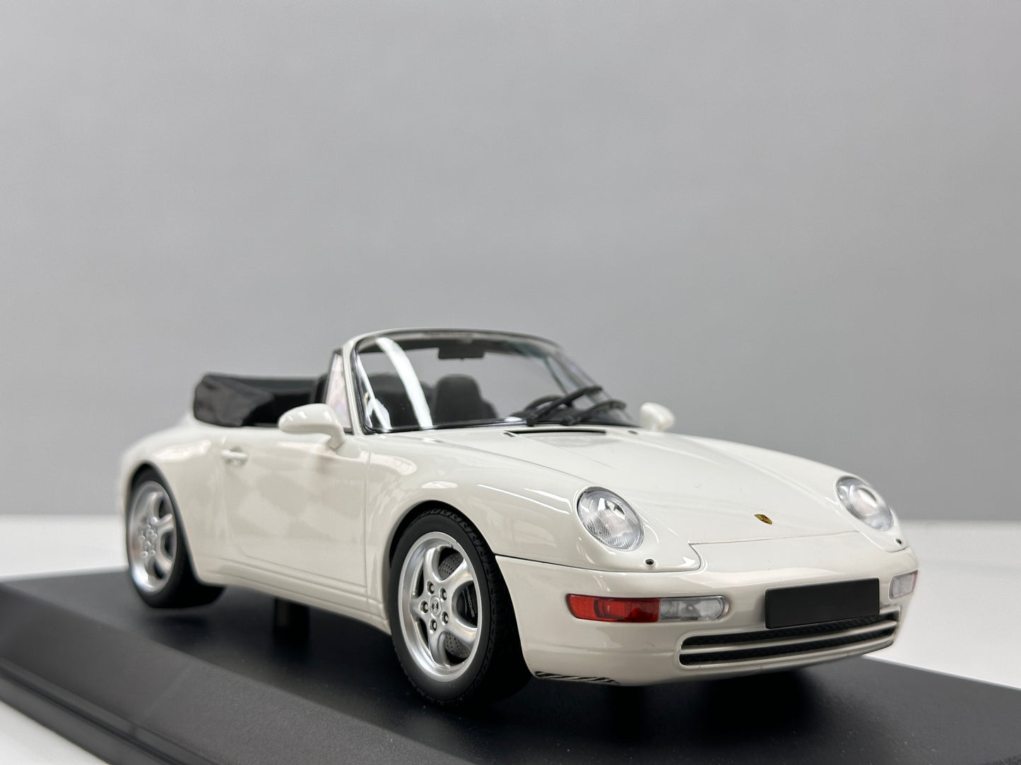 MINICHAMPS 1/18 Porsche 911 (993) Cabriolet White 155061131
