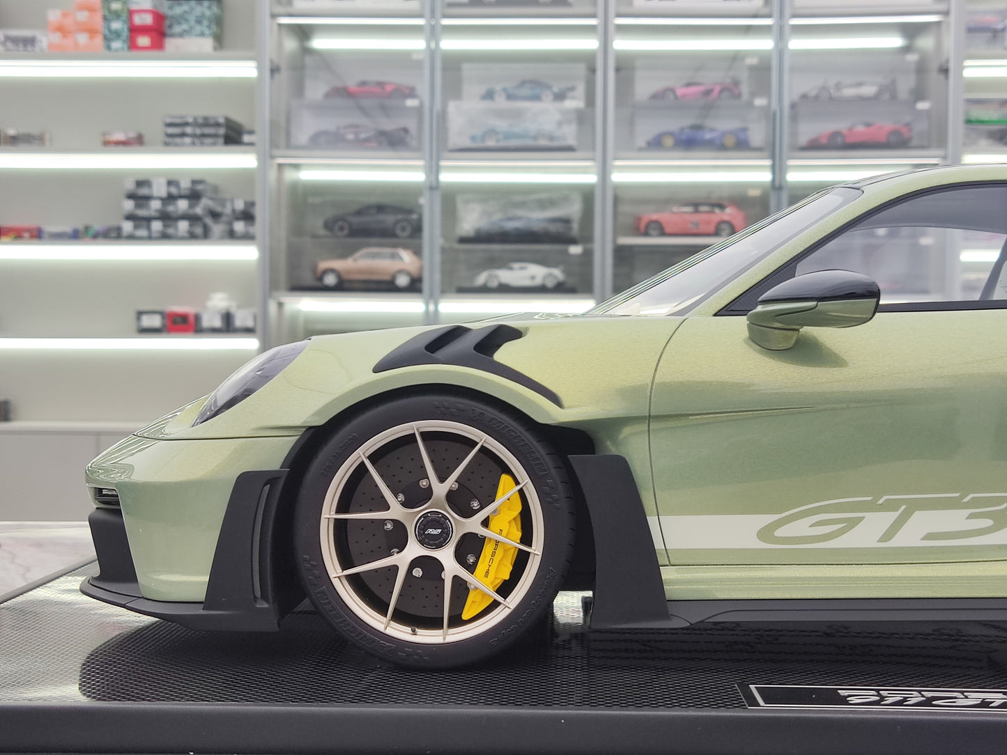 Dino Model 1/8 Porsche 992 GT3RS PR555P