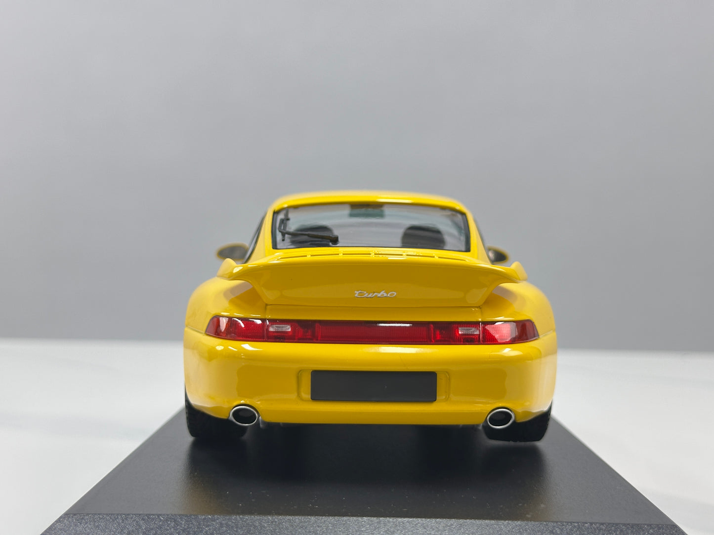MINICHAMPS 1/18 Porsche 911 (993) Turbo (1995) Yellow 155061172