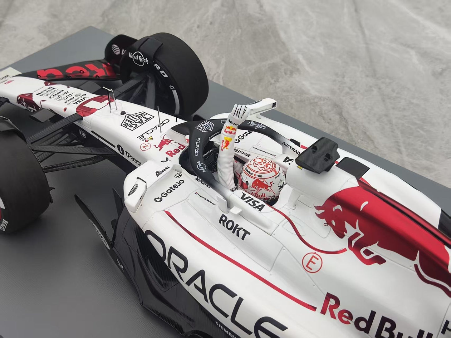 Spark 1/12 Oracle Red Bull F1 RB21 2025 Japan Grand Prix Victory No. 1 Verstappen White