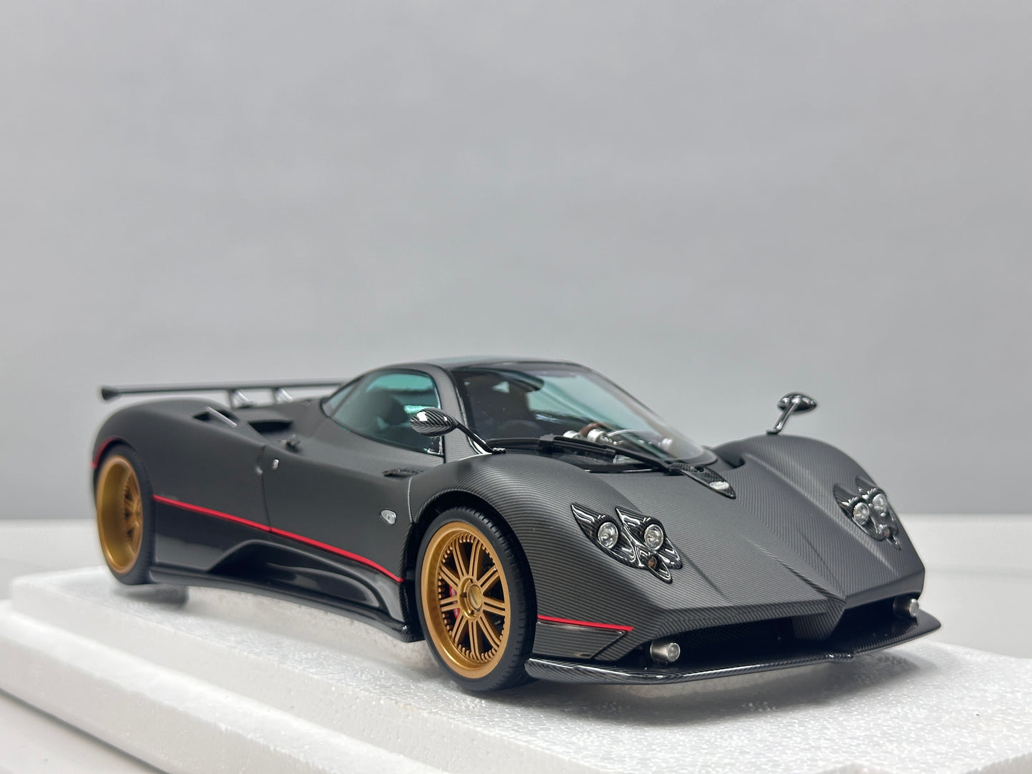 AR 1/18 Pagani Zonda F - 2005 Model - Matte Carbon Black with Red Stripes 850411001