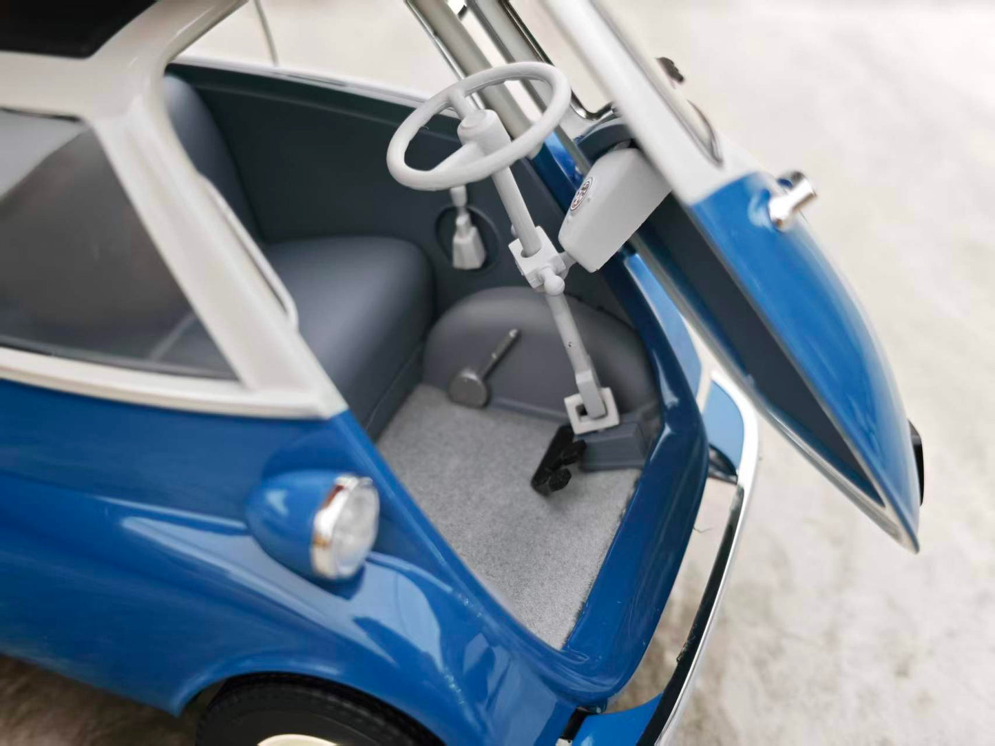 MINICHAMPS 1:18 BMW ISETTA -1955 Blue 110024000