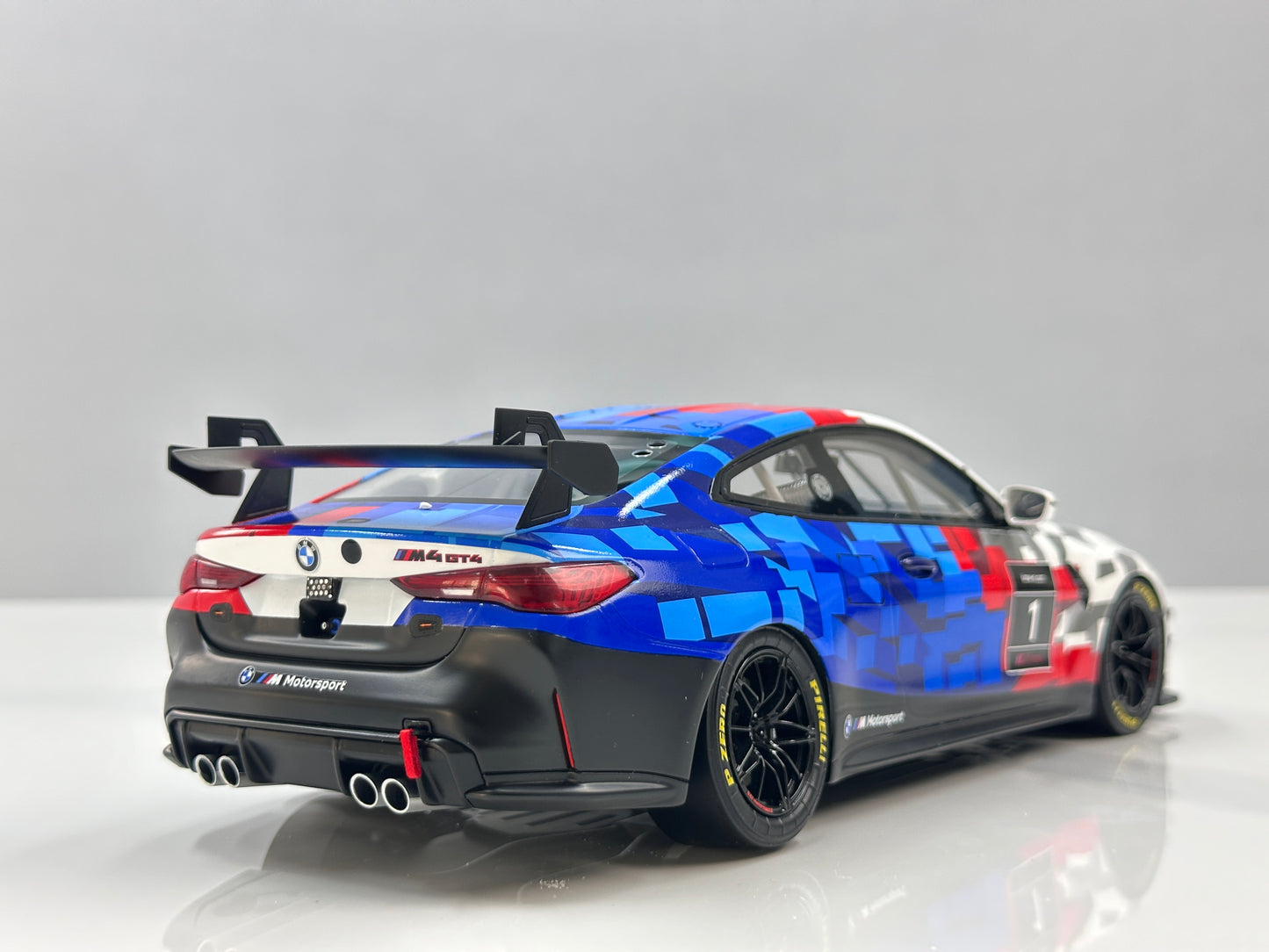 OTTO 1/18 BMW M4 GT4 White/Blue/Black OT1125
