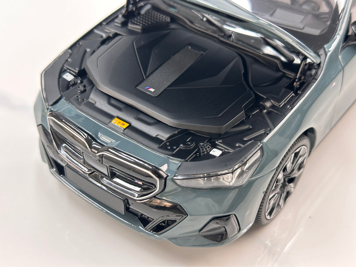 MINICHAMPS 1/18 BMW i5 M60 Touring 2024 Metallic Green 110023600