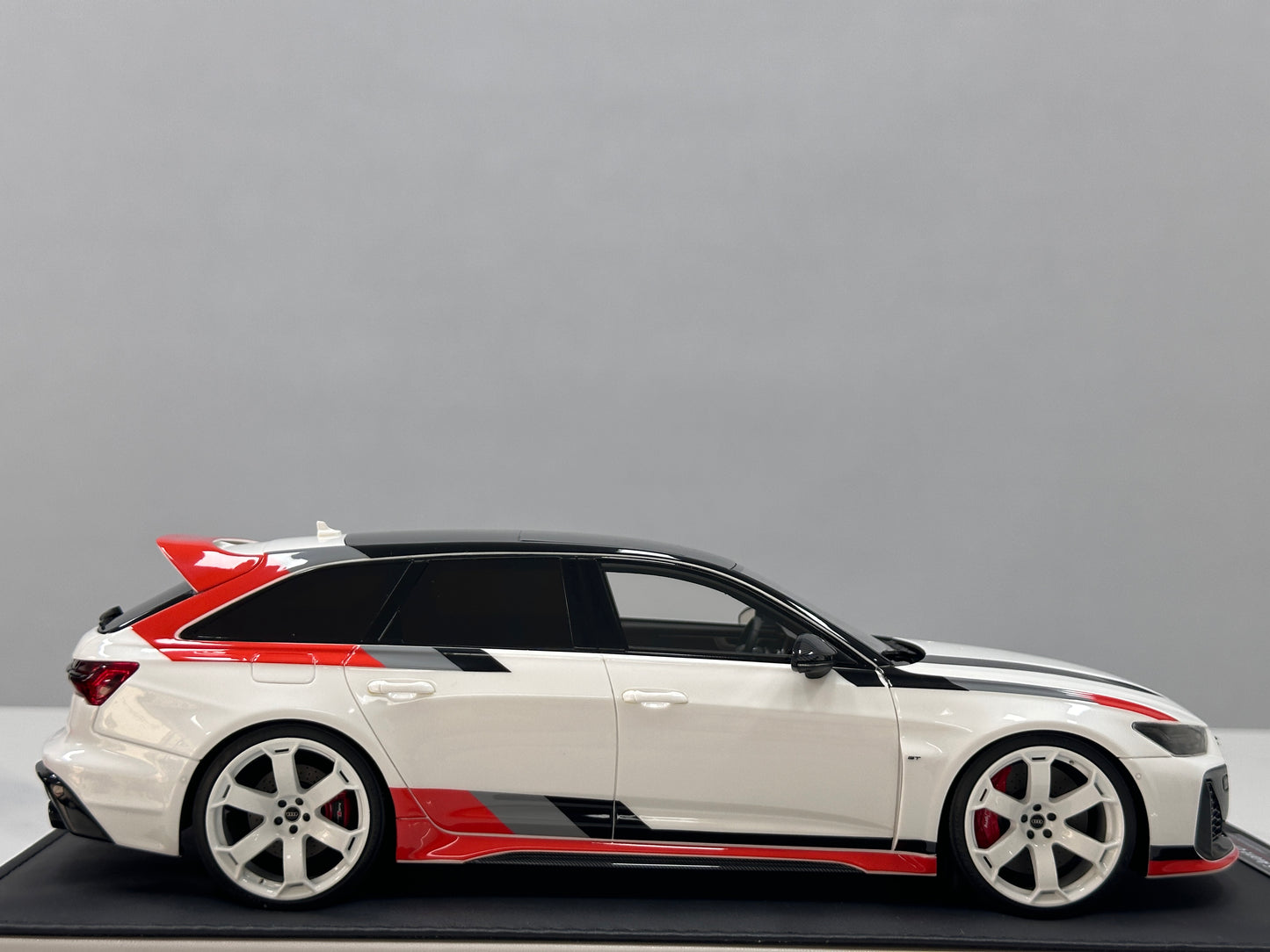 MOTORHELIX 1/18 Audi RS6 Avant GT Acona White MH366
