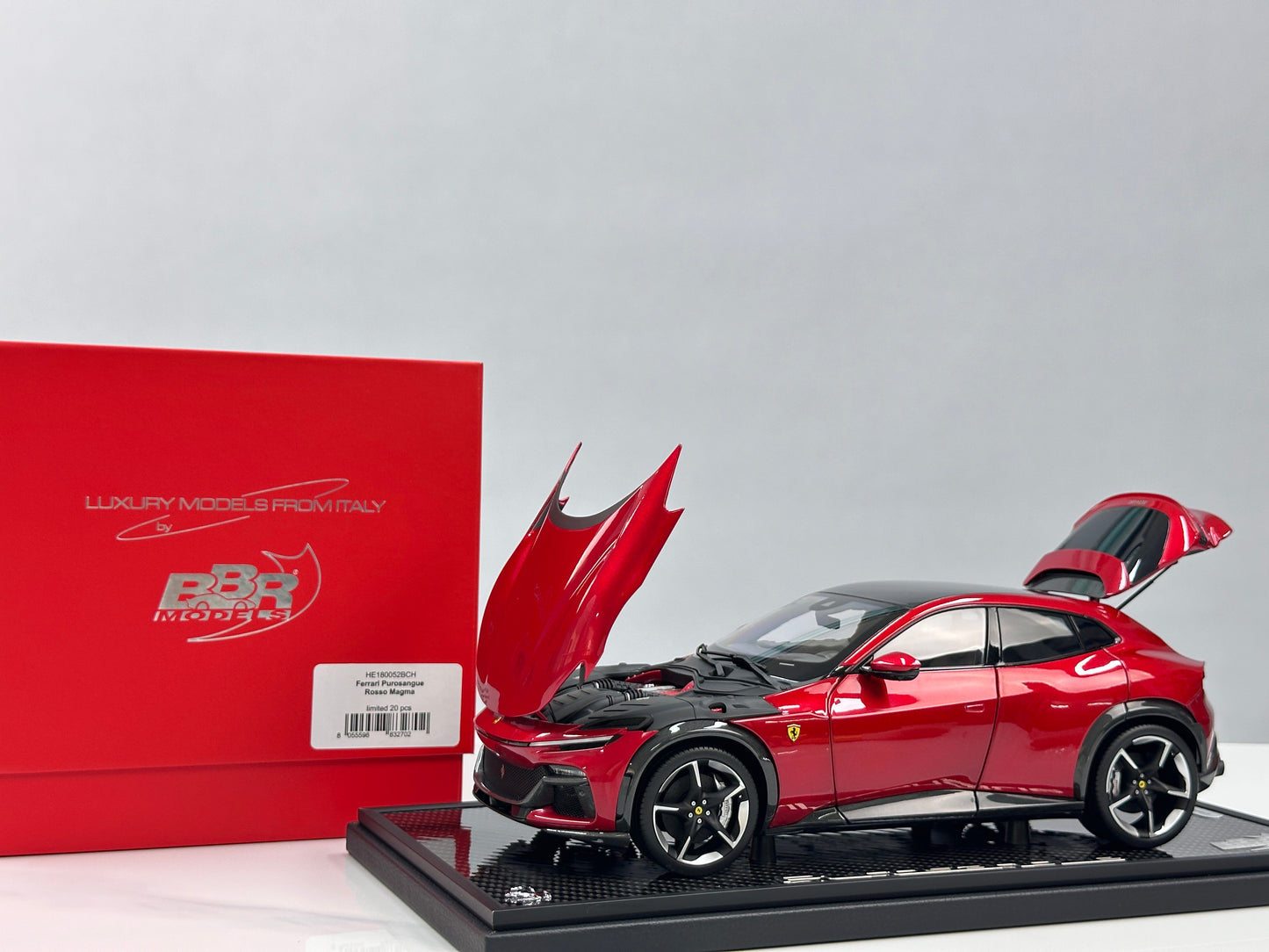 BBR 1/18 Ferrari Purosangue – Metallic Red, Black Roof, Carbon Fiber Underbody (HE180052BCH)