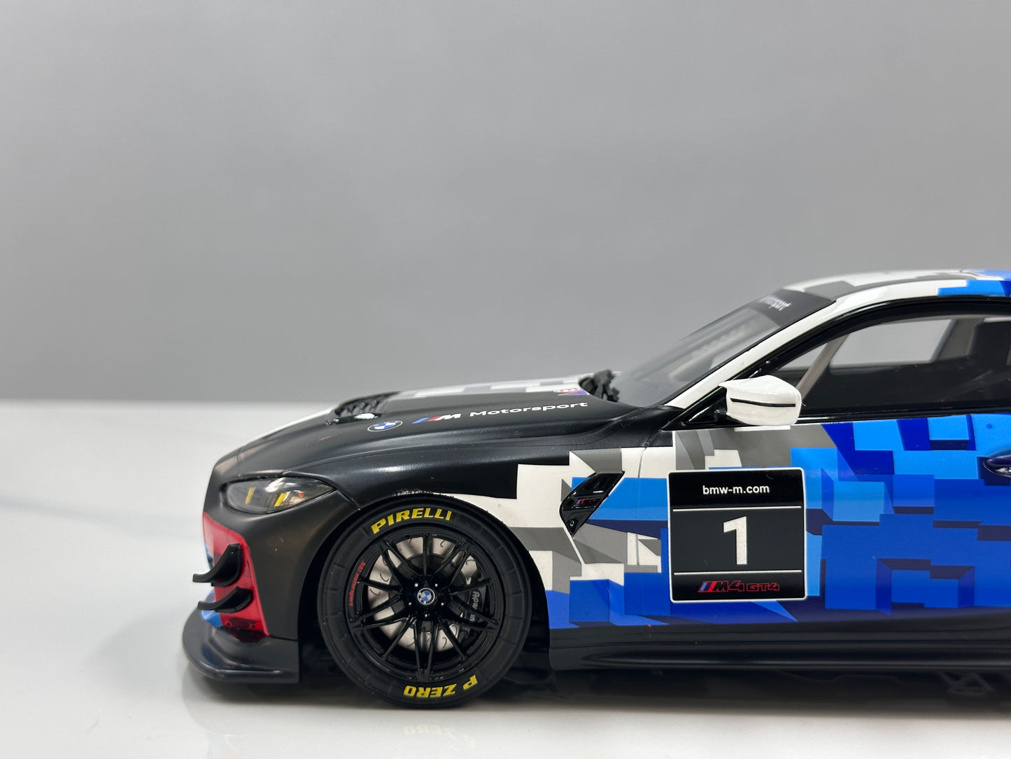 OTTO 1/18 BMW M4 GT4 White/Blue/Black OT1125