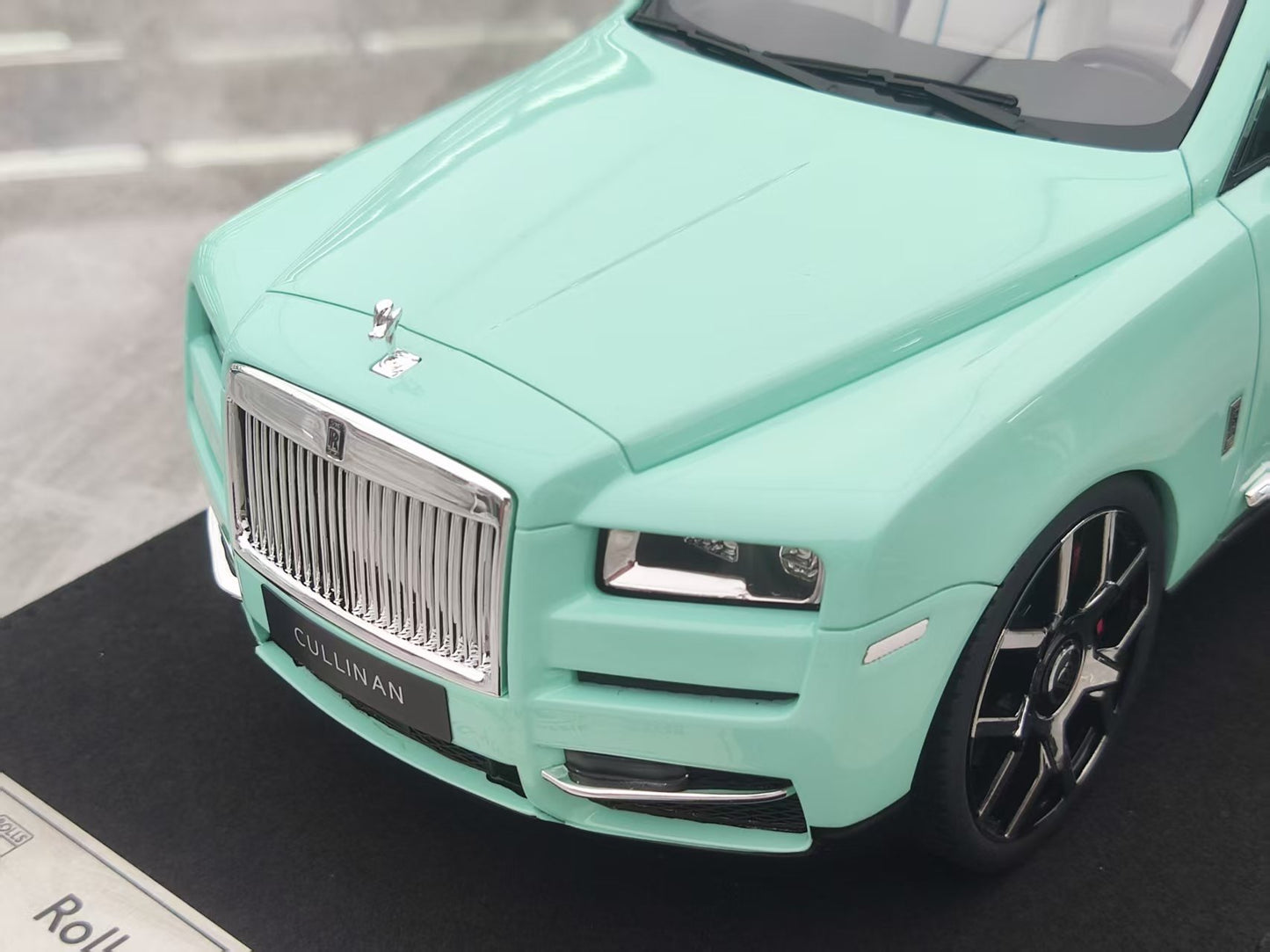 GL 1/18 Rolls-Royce Cullinan Green and Pink Model Car JS-GL035