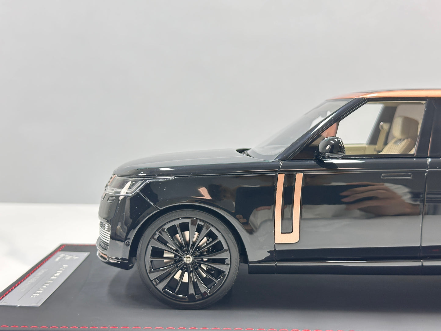 BBA MODEL 1:18 Land Rover Range Rover Autobiography – Black & Gold (BBA066)
