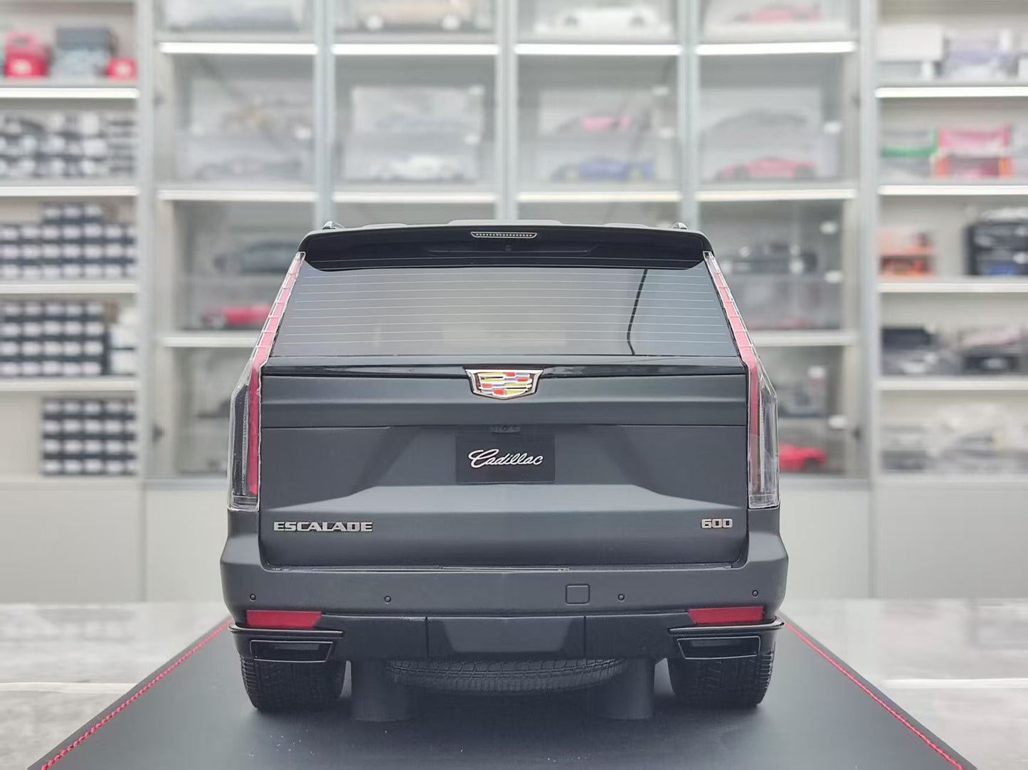 BBA MODEL 1/18 Cadillac Escalade Luxury Edition, Matte Black, BBA049