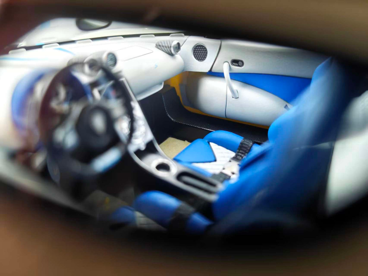 FRONTIART 1/18 Koenigsegg Agera S White with Blue Stripes FA178