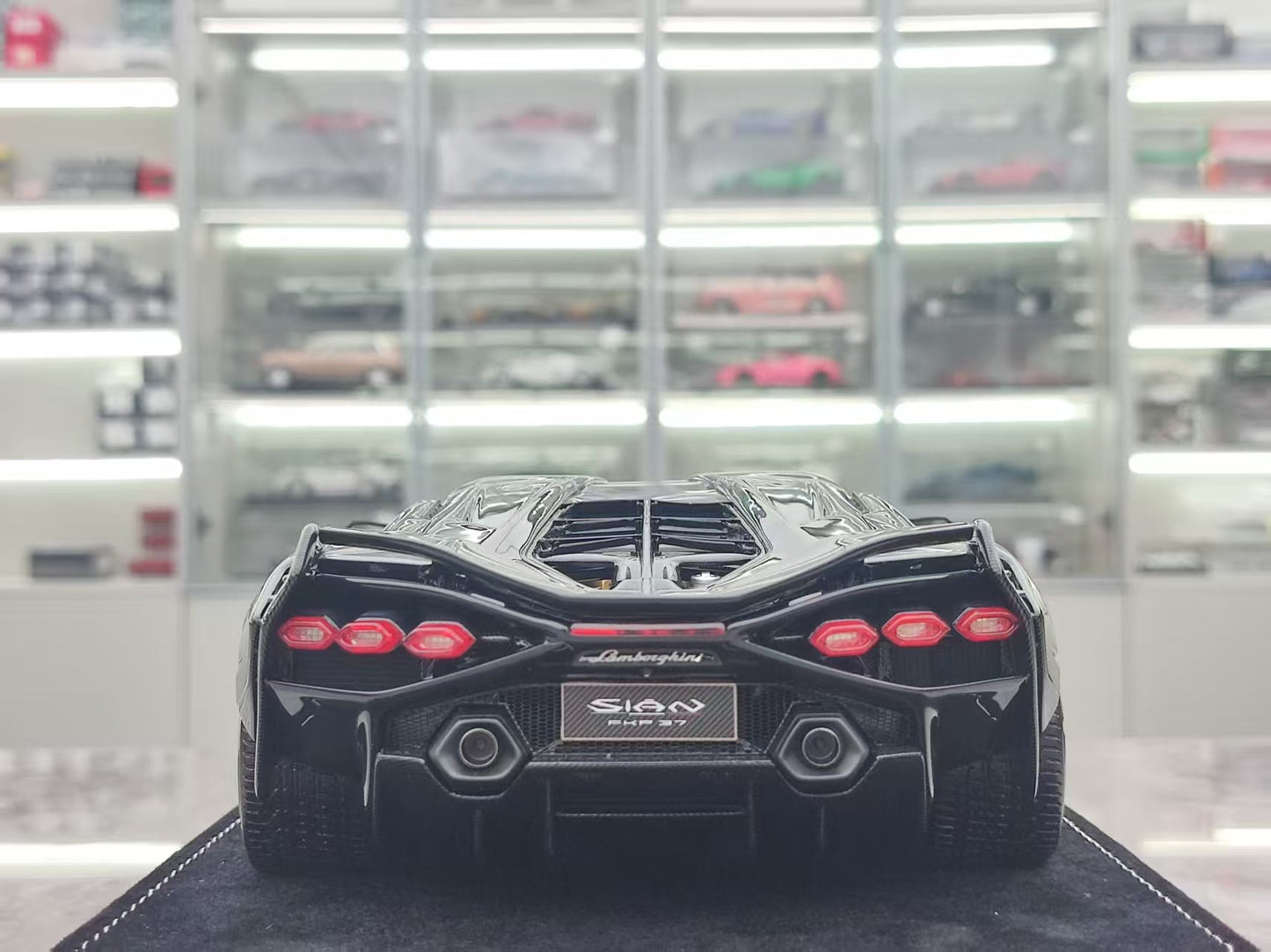 HH Model 1/18 Lamborghini Sian FKP 37 Red and Black Gradient HH495