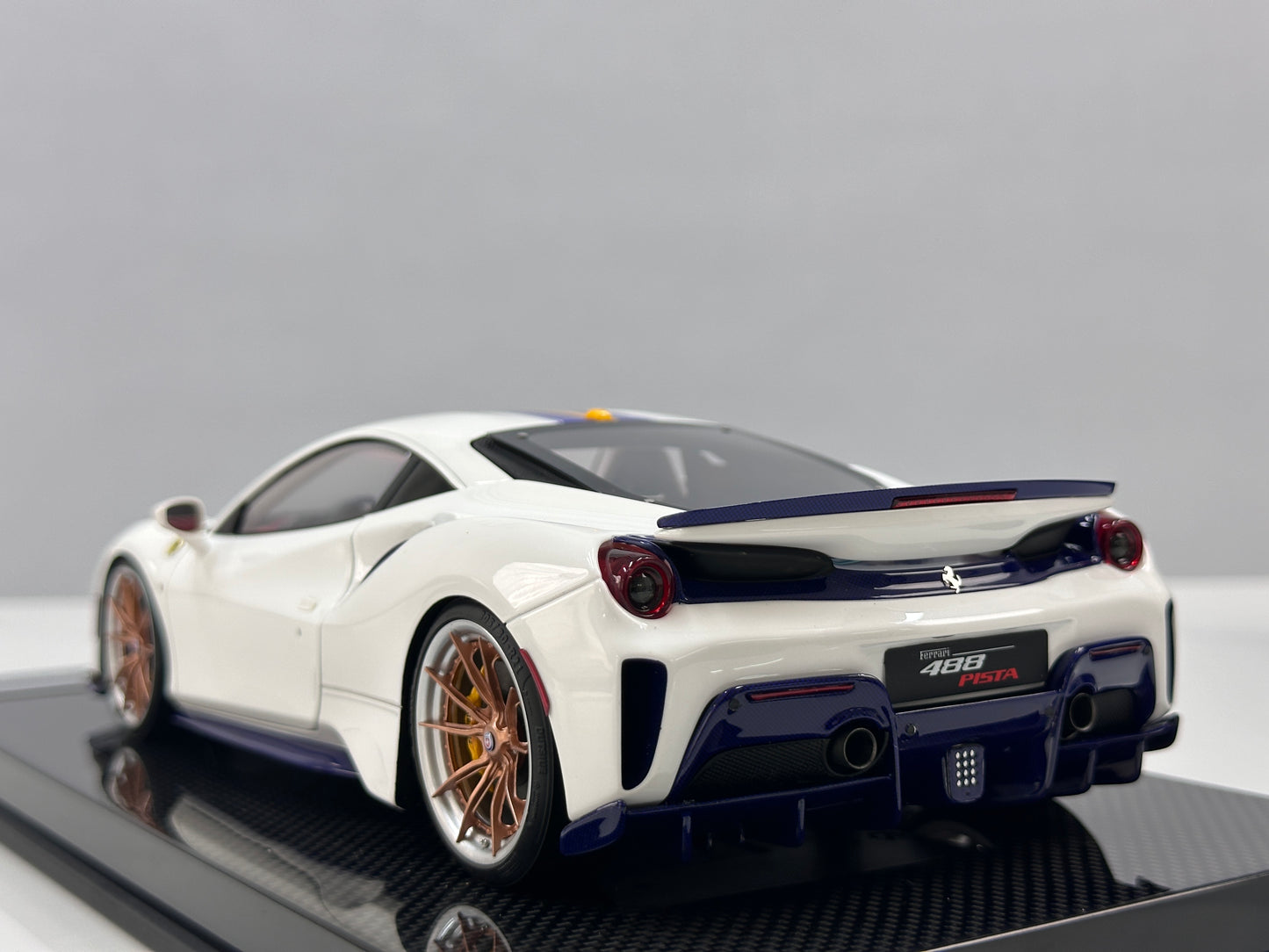 DM Pro 1:18 Ferrari 488 pista  – Black Base, Style E – White – Full-Opening Resin Model (DGP005B)