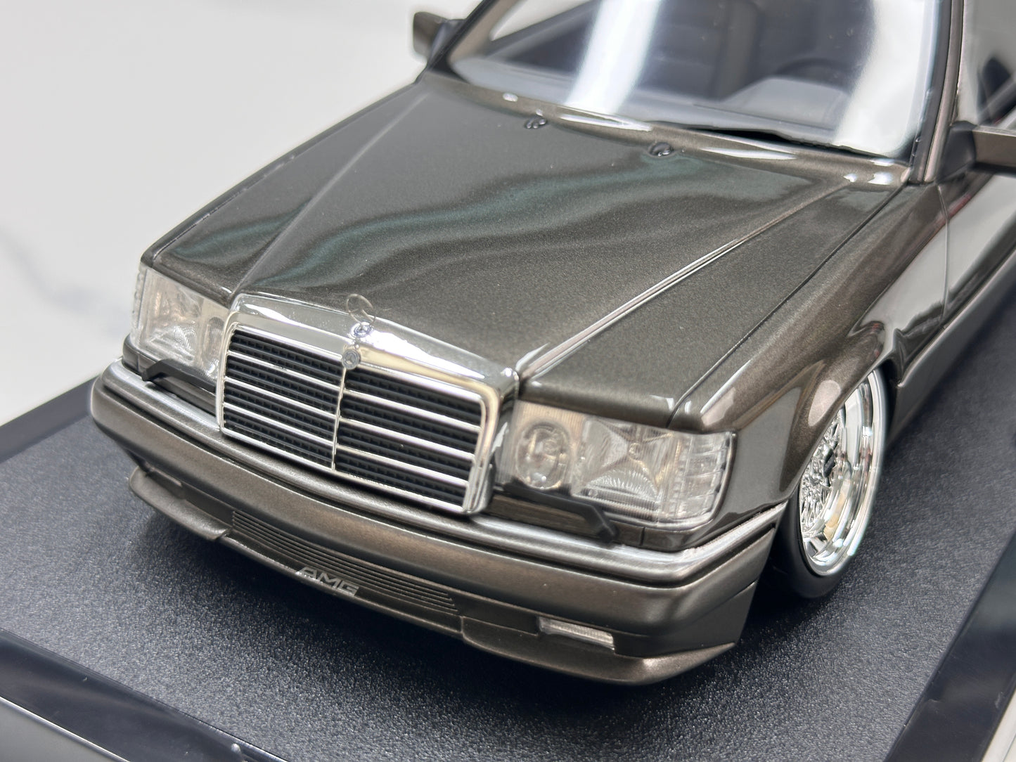 OTTO 1/18 Mercedes-Benz C124 AMG "Stance" – Anthracite Grey (OT1241)