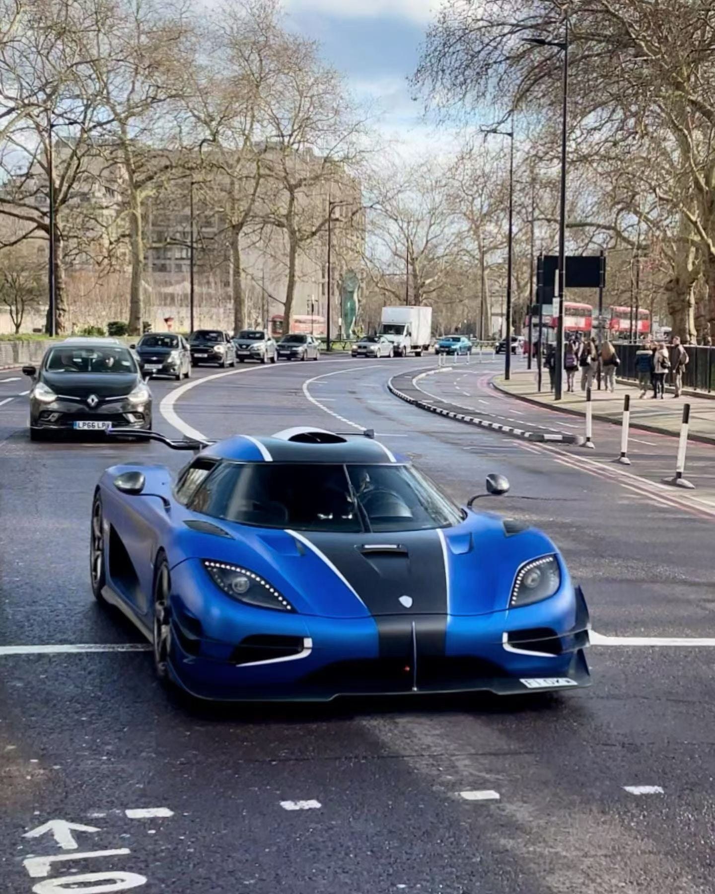 Dino Model 1/18 Koenigsegg One 1 Resin Full-Open Limited Edition Model Car