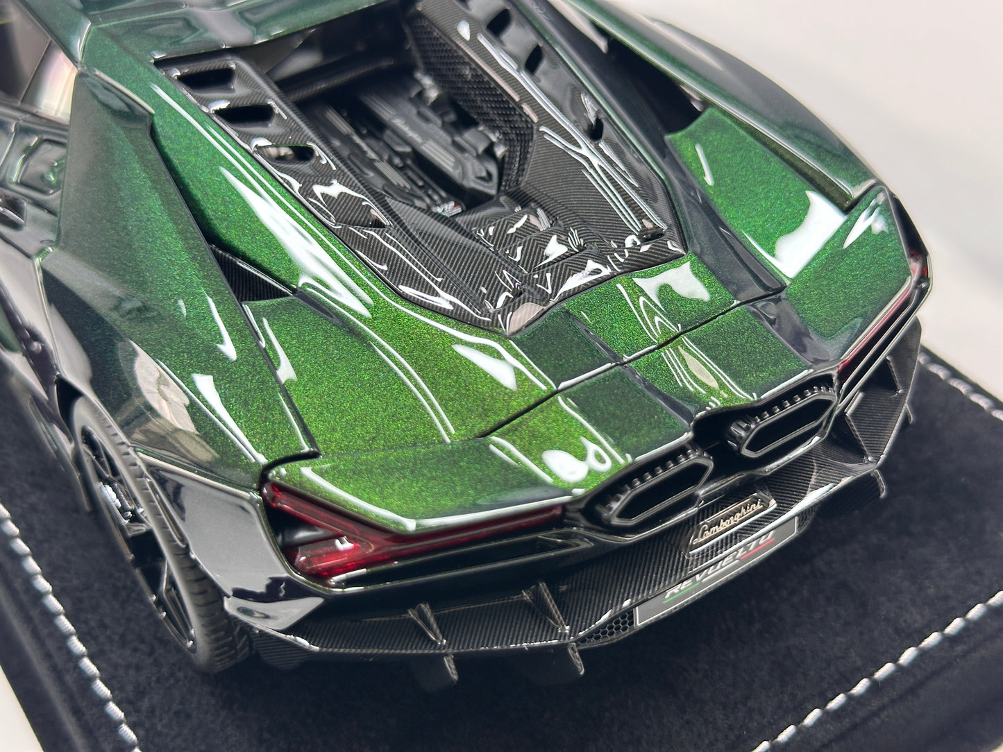 HH Model 1/18 Lamborghini Revuelto Green/Purple Chameleon HH621