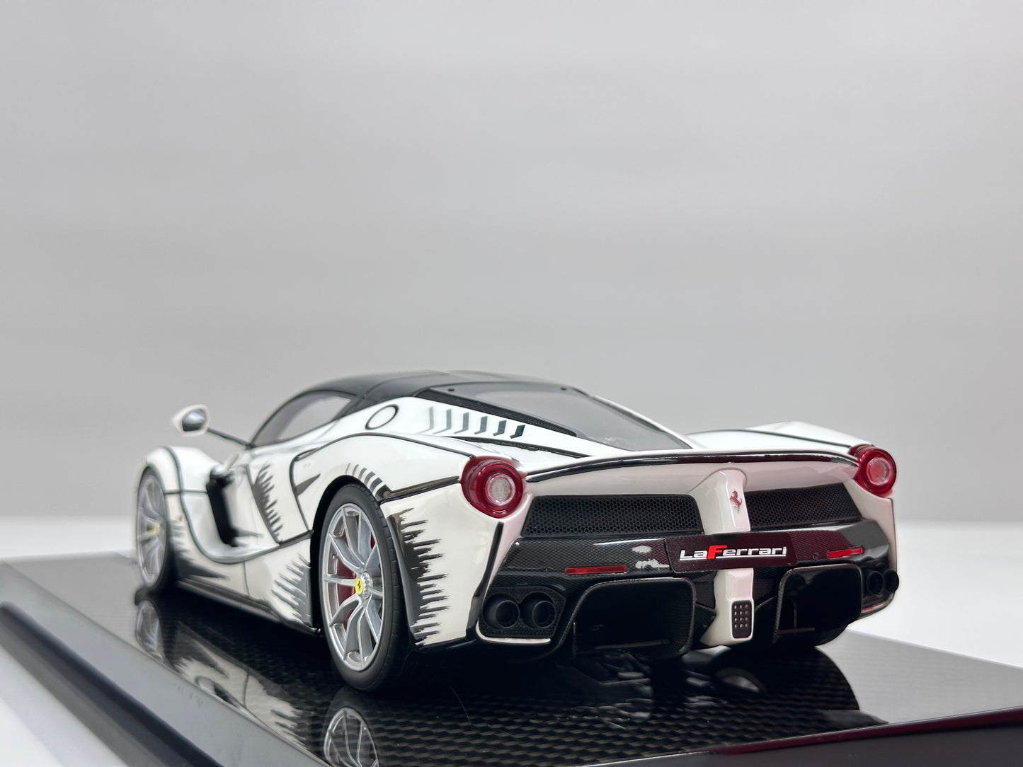 GAVIN + ZigzagYoungste 1:18 Ferrari LaFerrari — Anime-Themed Livery (GA005)