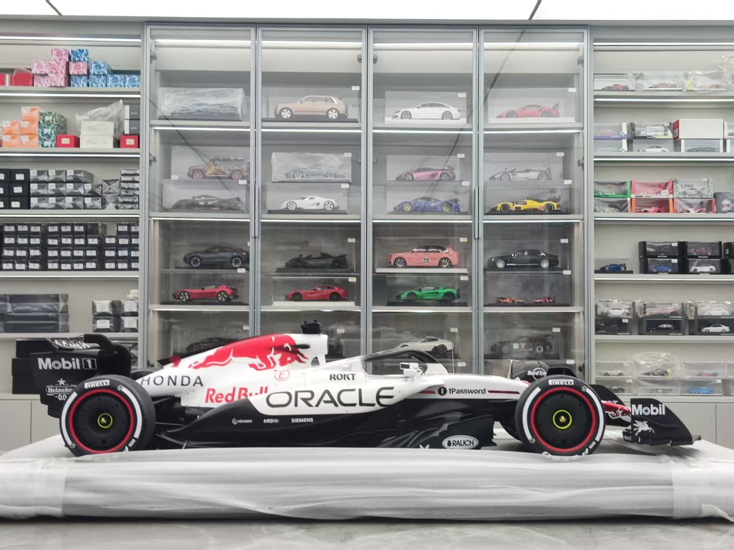 Spark 1/8 Red Bull Racing RB21 No.1 Oracle Red Bull Racing Winner Japanese GP
2025 Max Verstappen 08SP295