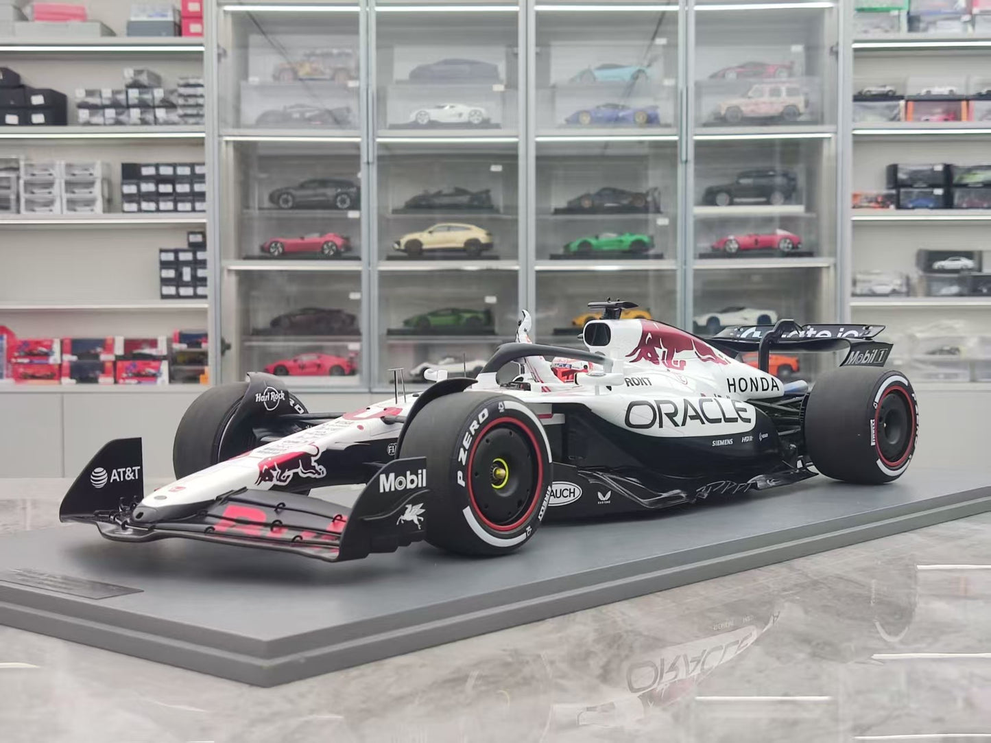 Spark 1/12 Oracle Red Bull F1 RB21 2025 Japan Grand Prix Victory No. 1 Verstappen White