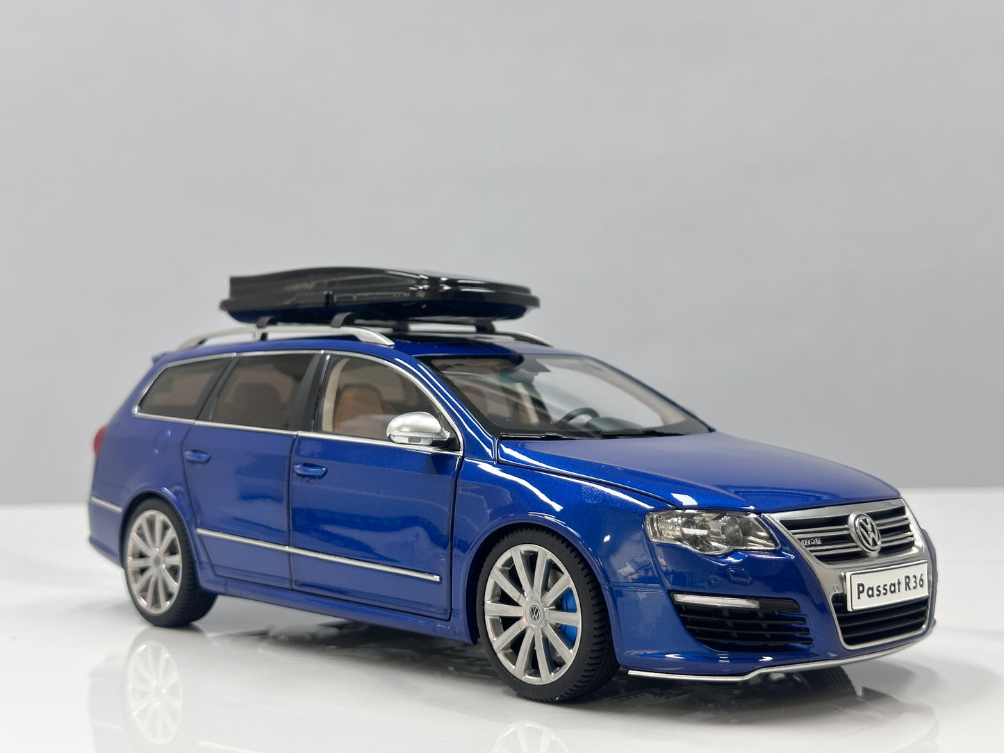 NZG 1/18 Volkswagen Passat R36 wagon Biscay Blue NZG014