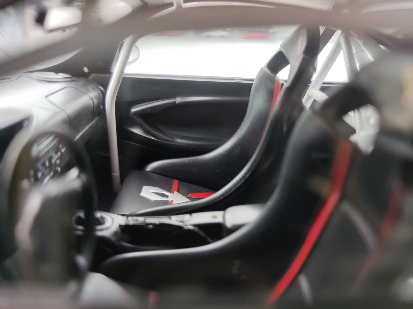 MINICHAMPS 1/18 Porsche 911 GT3 RS - 2002 White with Red Stripes 155062020