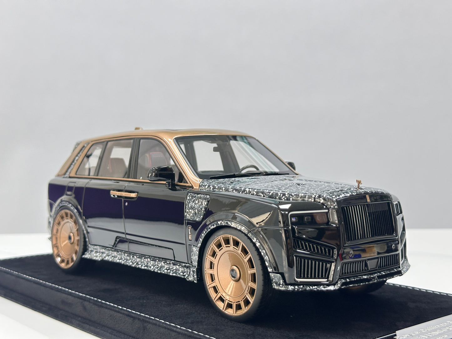 HH MODEL 1/18 Rolls-Royce Cullinan Series II MANSORY – Piano Black / Gold Plated (HH699)