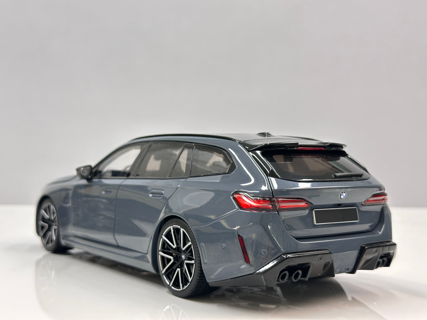 MINICHAMPS 1/18 BMW M5 Touring (2024) – Metallic Grey (110023901)