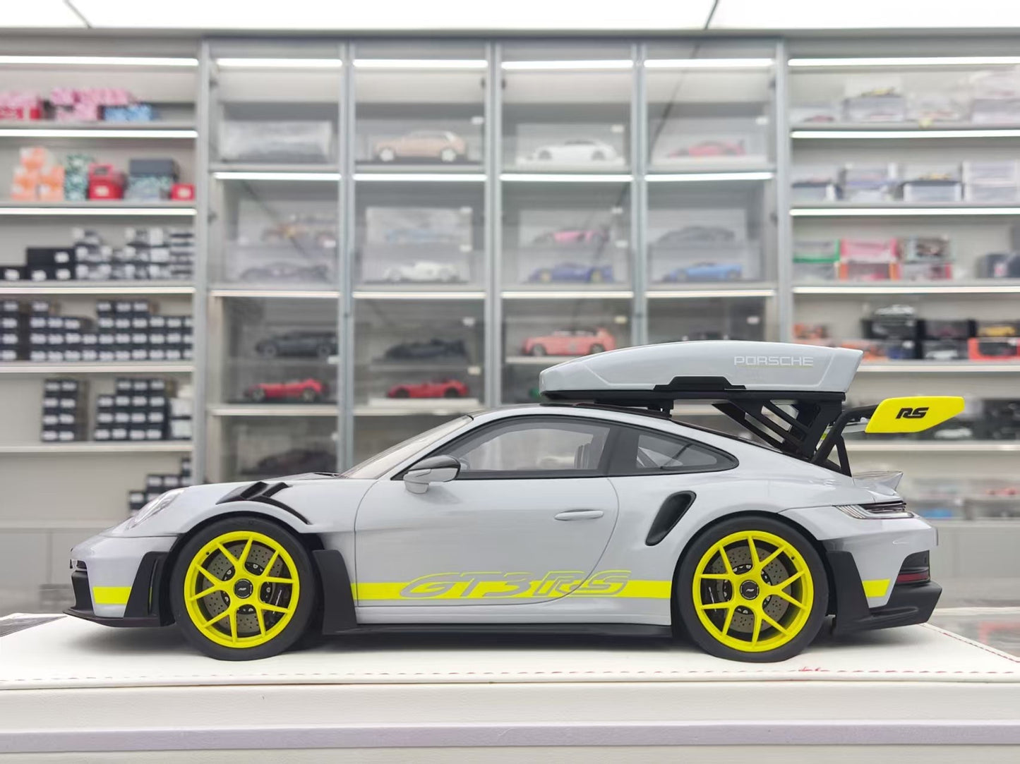 IVY 1/18 Porsche 992 GT3 RS Metallic Ice Grey IM1837IGG