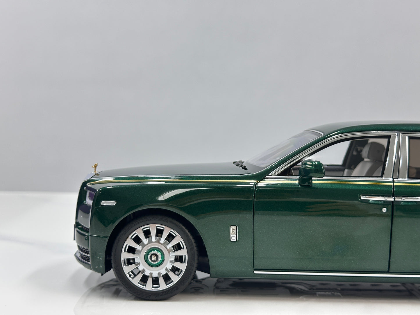 ZP 1/18 Rolls-Royce Phantom VIII (Gold Badge / Leather Suitcase Edition) – Peninsula Green (ZP117)