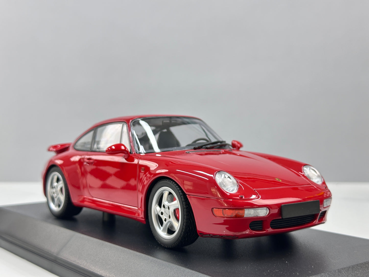 MINICHAMPS 1/18 Porsche 911 (993) Turbo (1995) Red 155061170