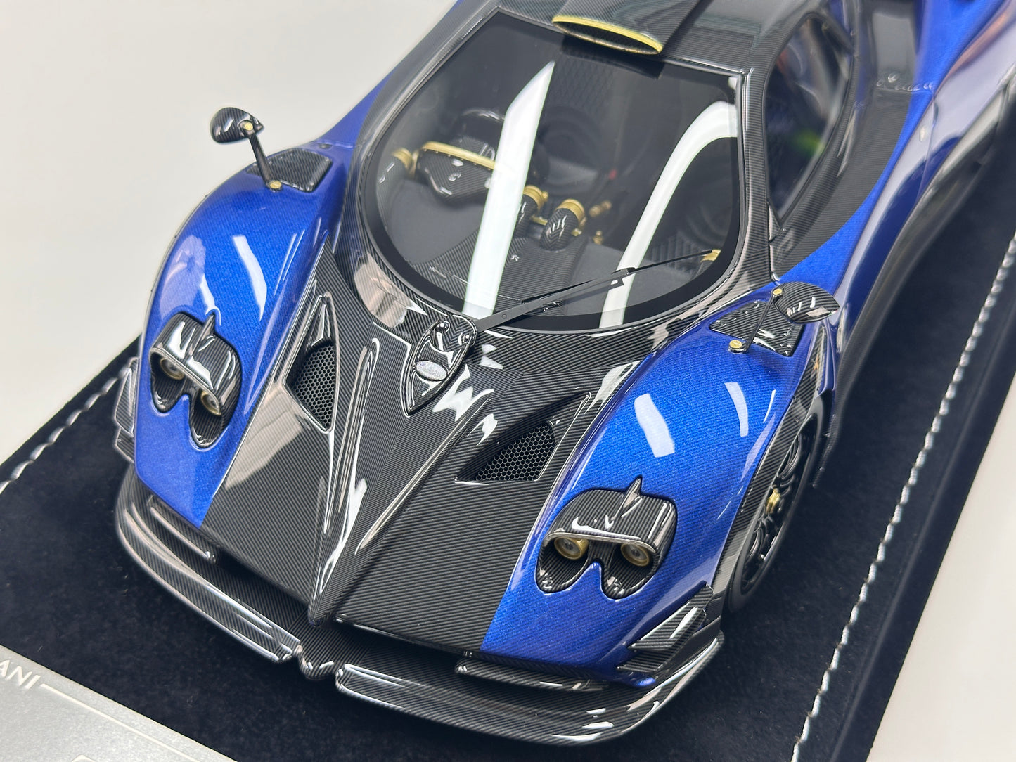 HH Model 1/18 Pagani Zonda Blue & Black Carbon Fiber HH675