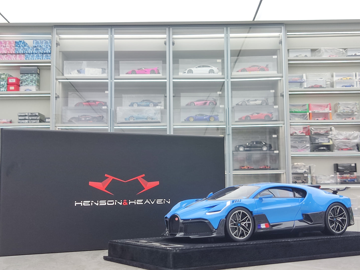 HH Model 1/18 Bugatti Divo Ocean Blue HH507