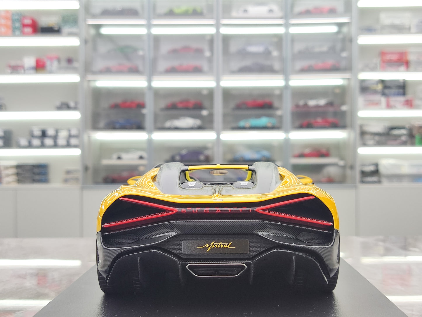 TOPSPEED 1/18 Bugatti W16 Mistral Yellow Simulation Model Car TS0598