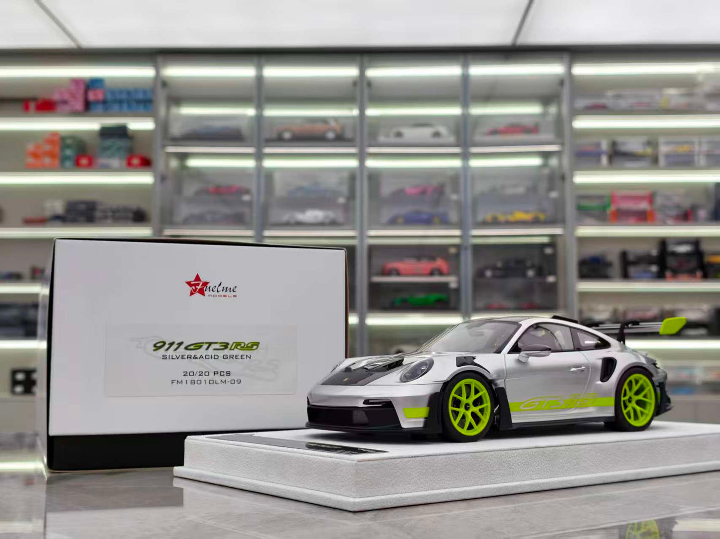 FuelMe 1/18 Porsche 992 GT3RS Silver with Green Wheels FM18010LM-09