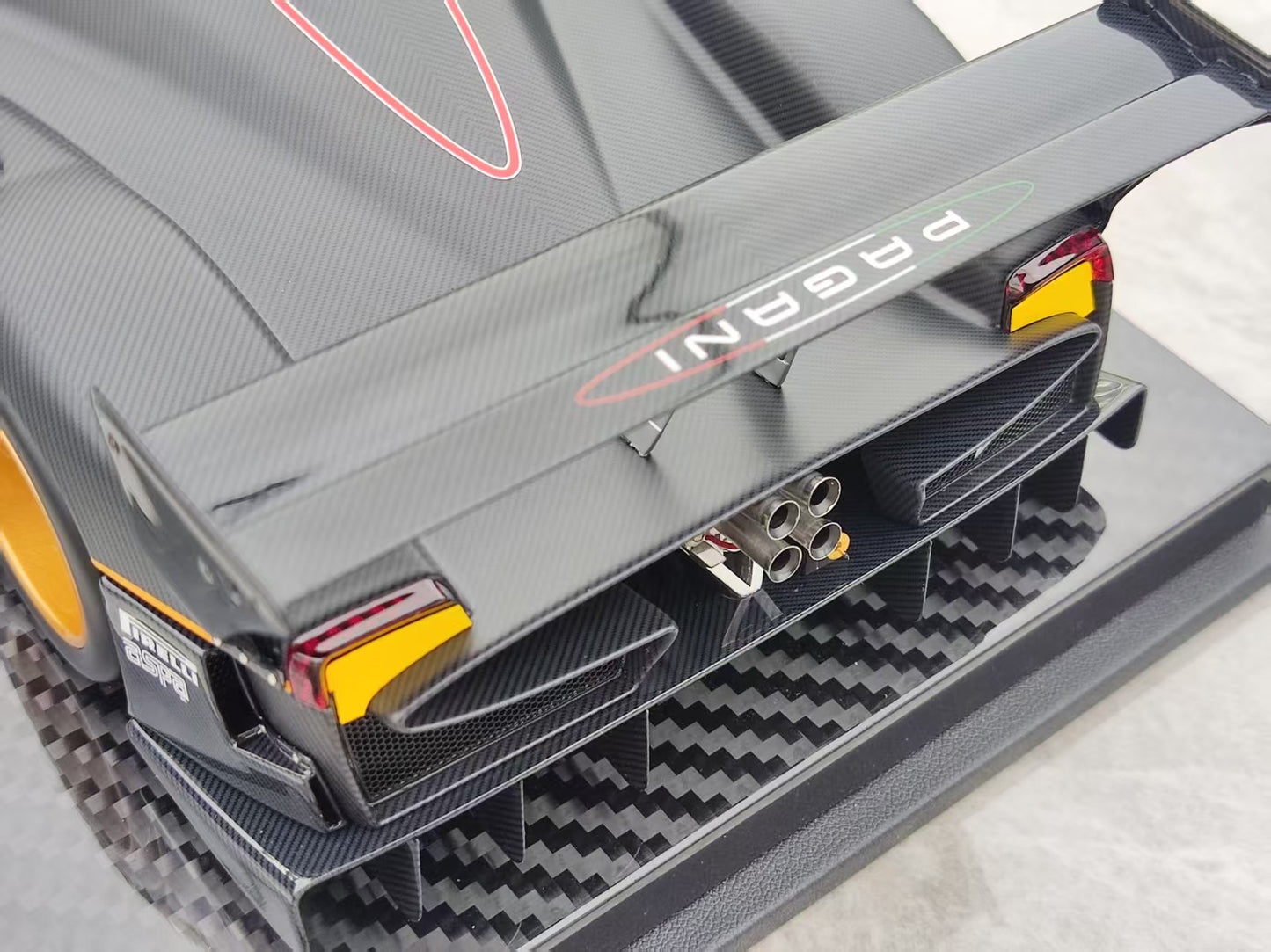 KASH MODEL 1/18 Pagani ZONDA R Matte Carbon Black KPZR001