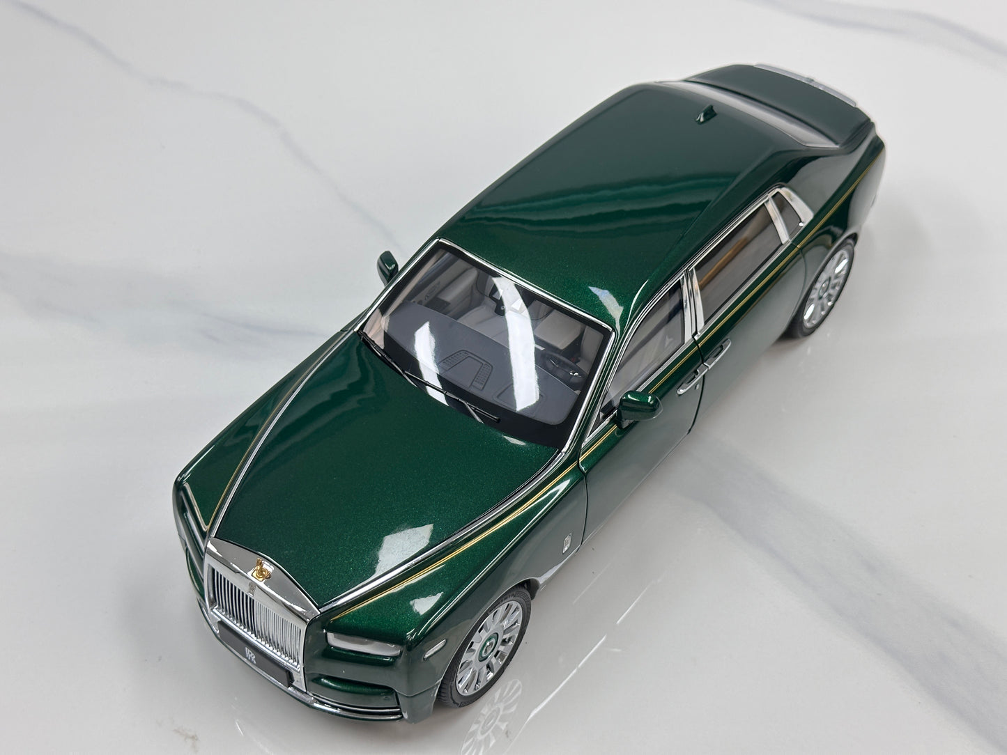 ZP 1/18 Rolls-Royce Phantom VIII (Gold Badge / Leather Suitcase Edition) – Peninsula Green (ZP117)