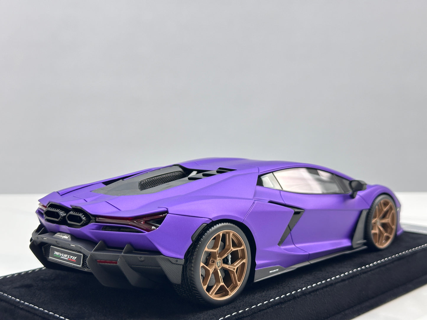 HH Model 1/18 Lamborghini Revuelto Matte Purple HH618