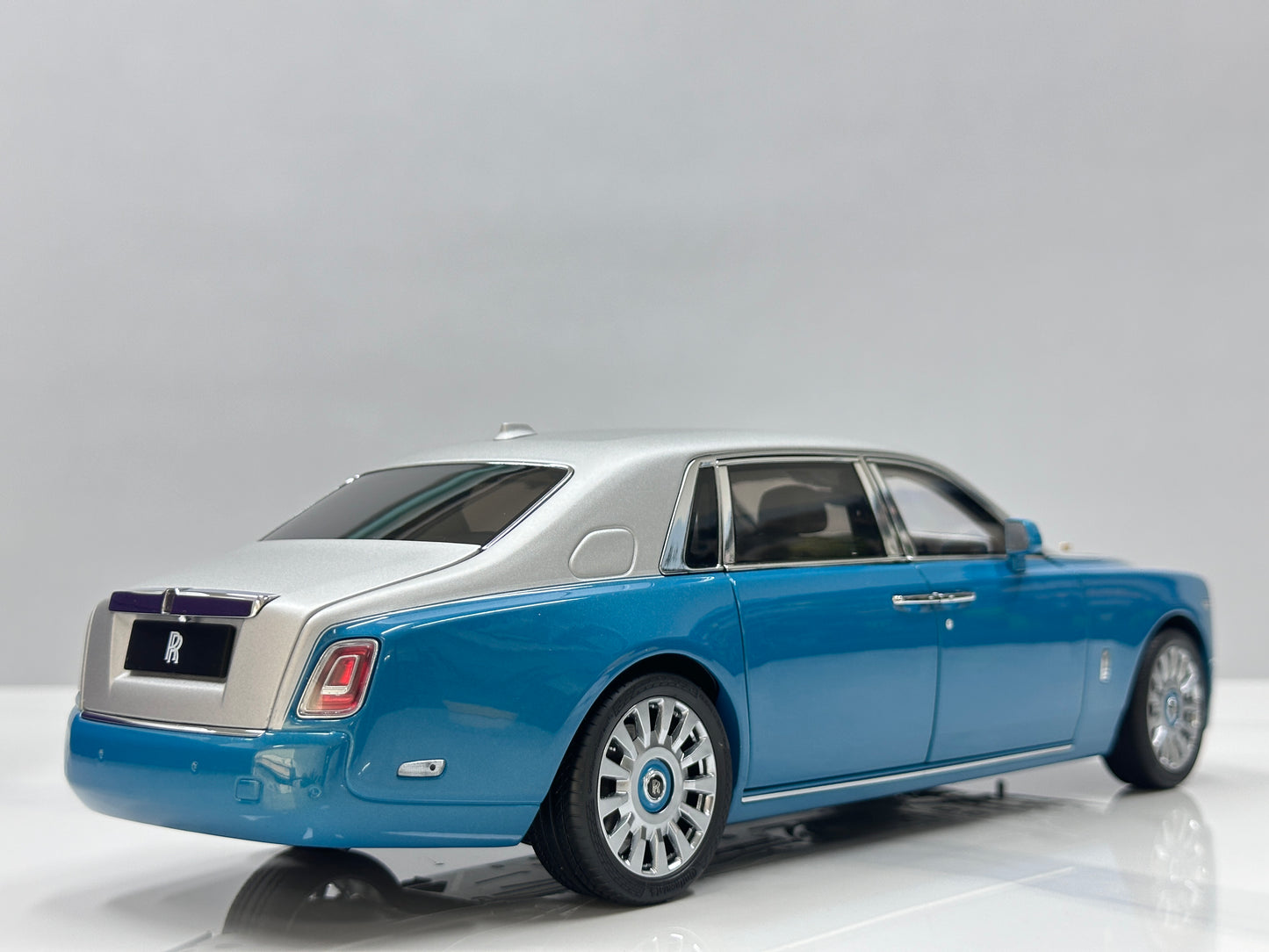 ZP 1/18 Rolls-Royce Phantom VIII – Silver/Turquoise Blue (ZP120)
