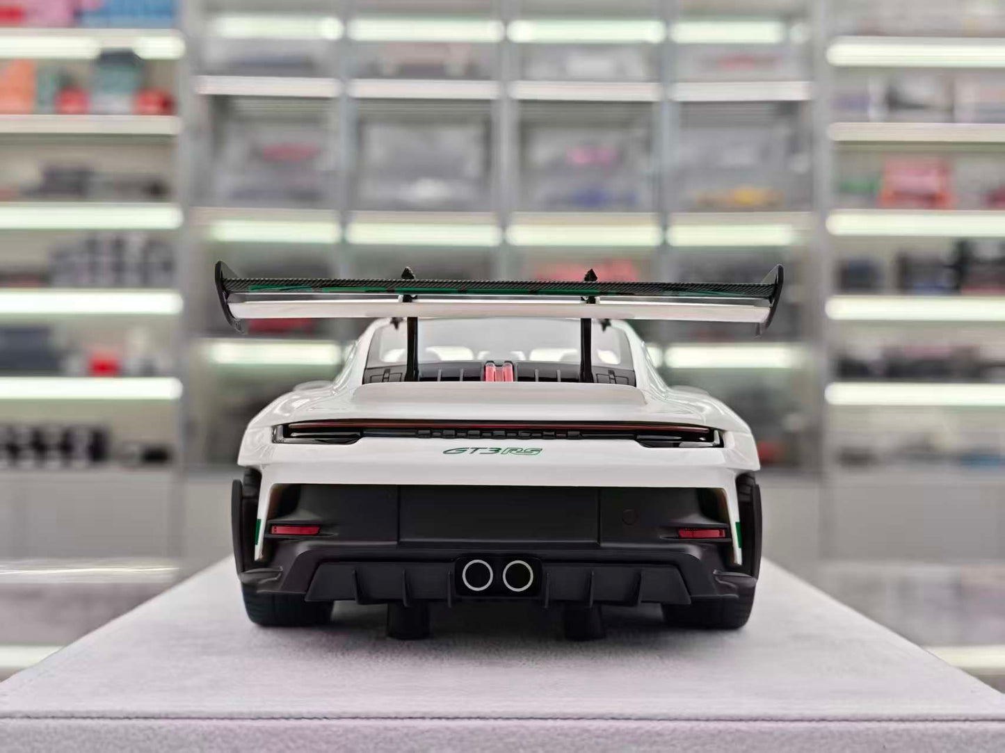 FuelMe 1/18 Porsche 992 GT3RS Carrera Green FM18010LM-03