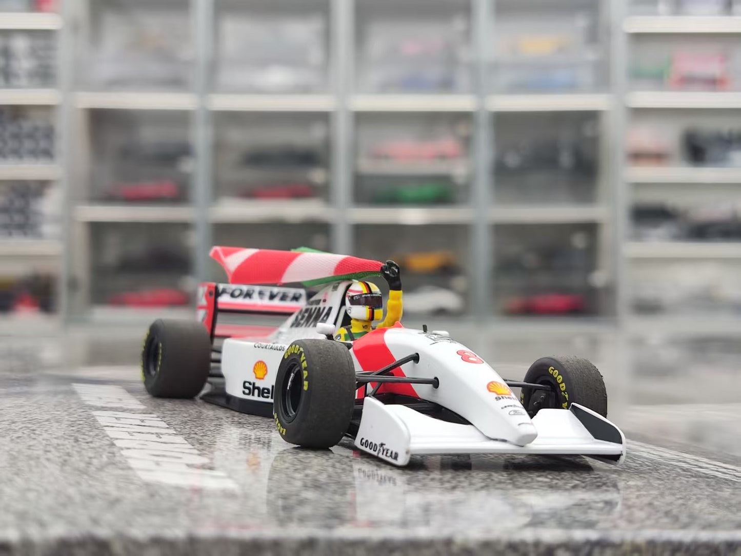 MINICHAMPS 1/43 McLaren FORD MP4/8 - SEBASTIAN VETTEL - Includes figure and flag, red and white livery 530934305