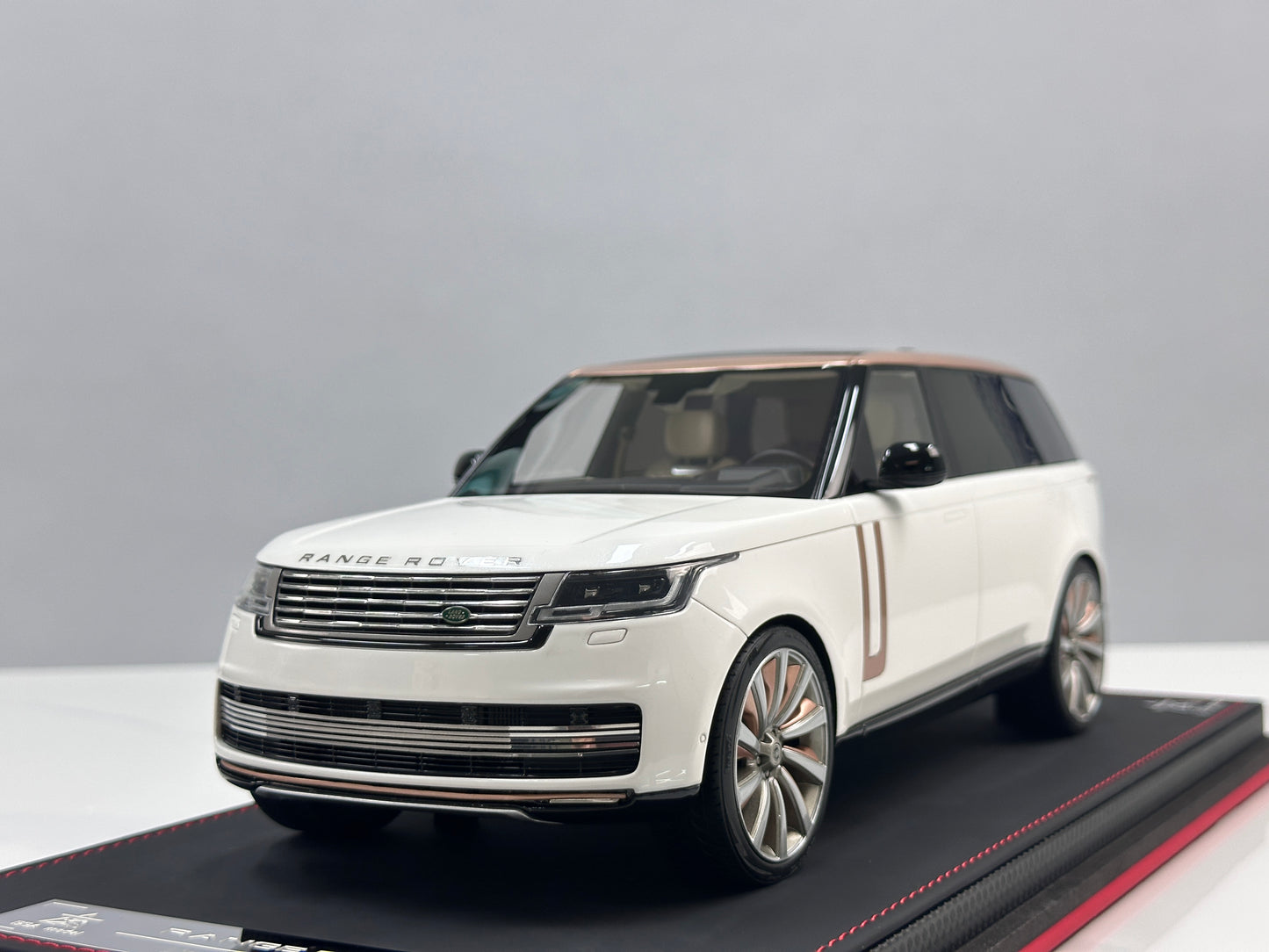 BBA MODEL 1:18 Land Rover Range Rover Autobiography — Pearl White with Platinum Roof (BBA065)